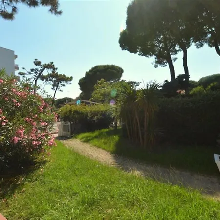 Comfy With Patio And Private Fenced And Furnished Garden