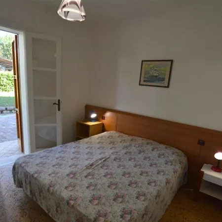 Comfy With Patio And Private Fenced And Furnished Garden Apartment *
