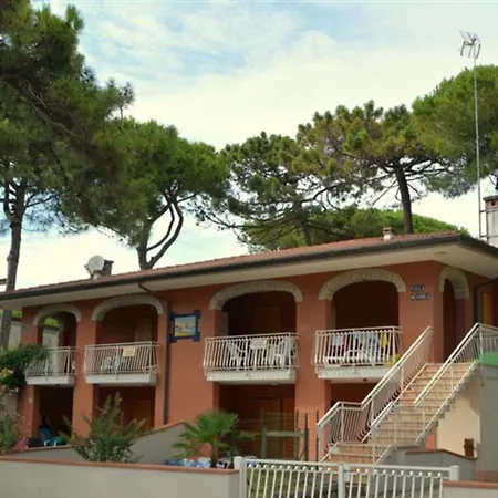 Comfy With Patio And Private Fenced And Furnished Garden Apartment *